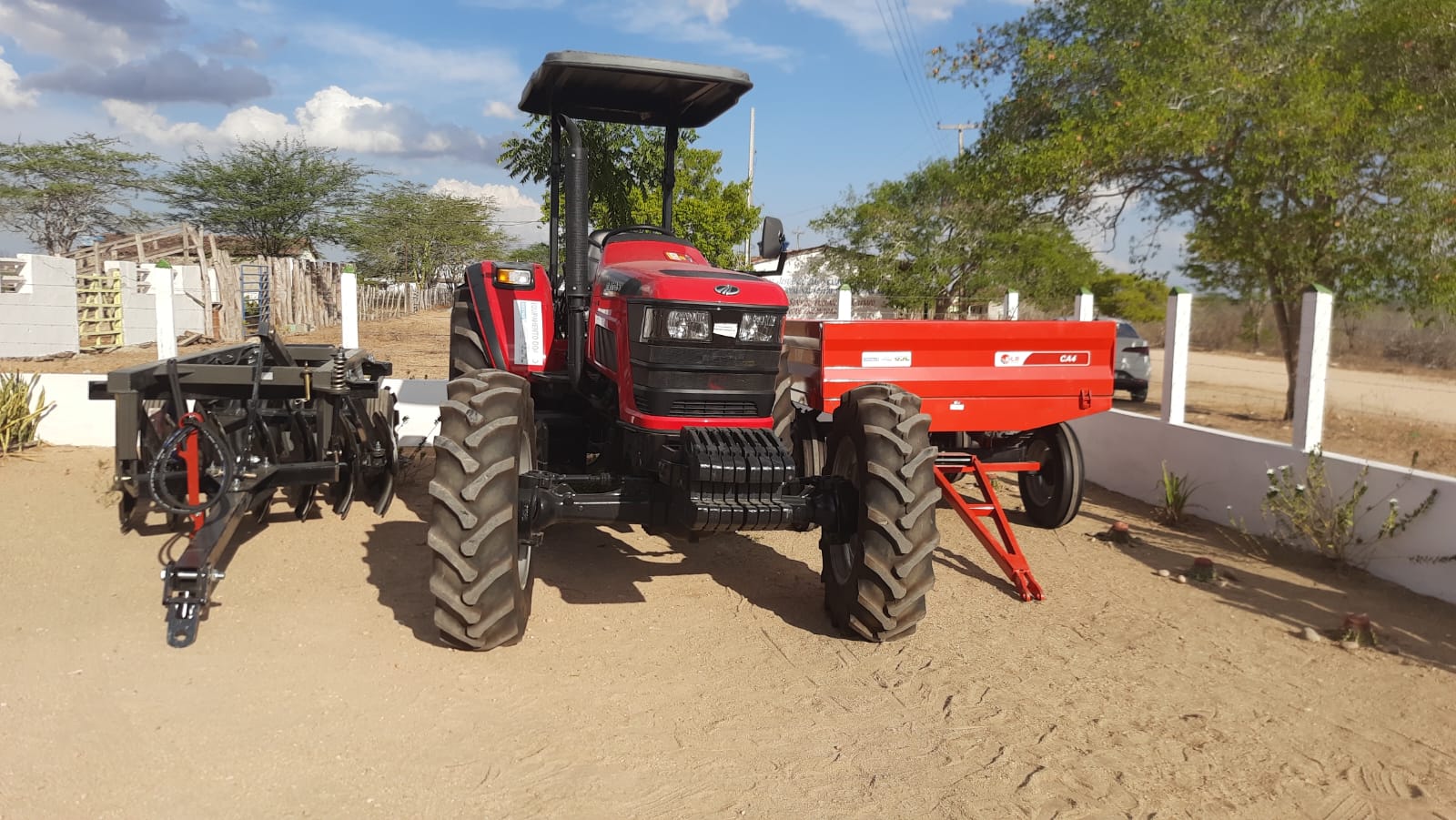 Maquinário Agrícola - Trator e Equipamentos